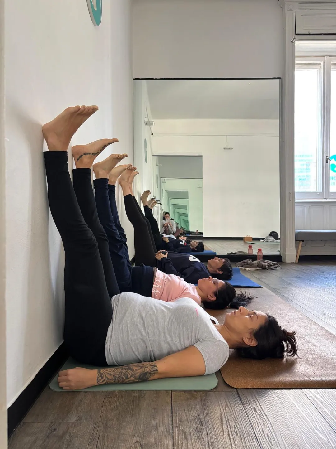 Classe di yoga in gravidanza, posizione di scarico con le gambe al muro (Viparita Karani modificato)