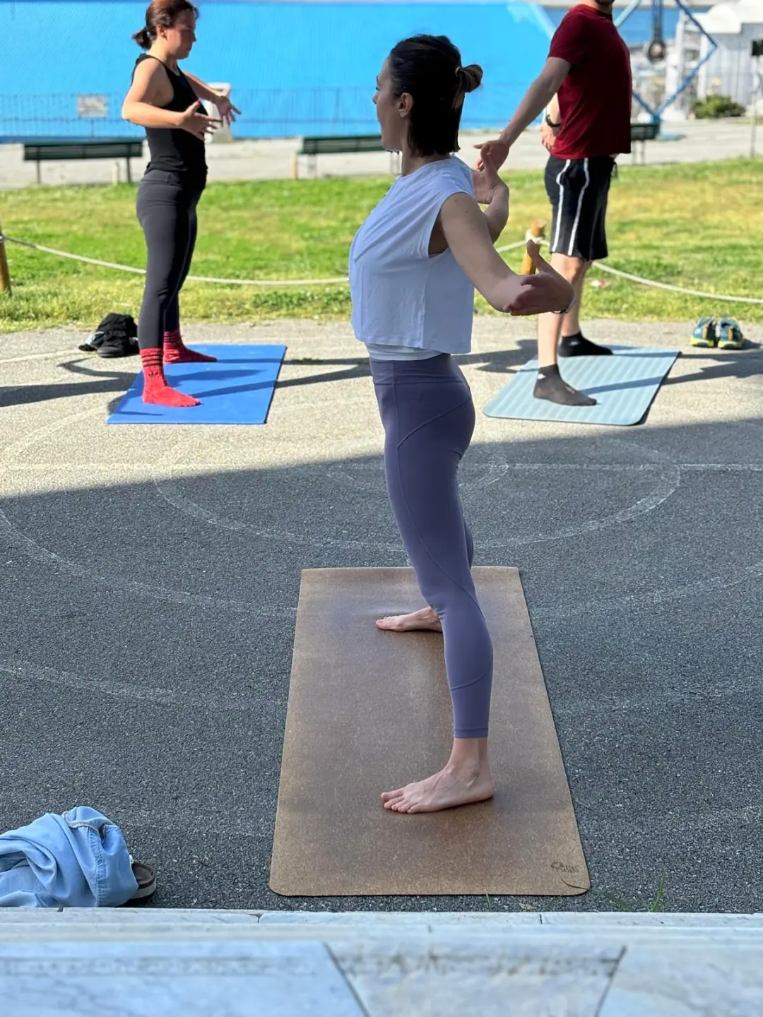 Sara Maggiori in Tadasana durante una sessione di Anukalana yoga all'aperto a Genova
